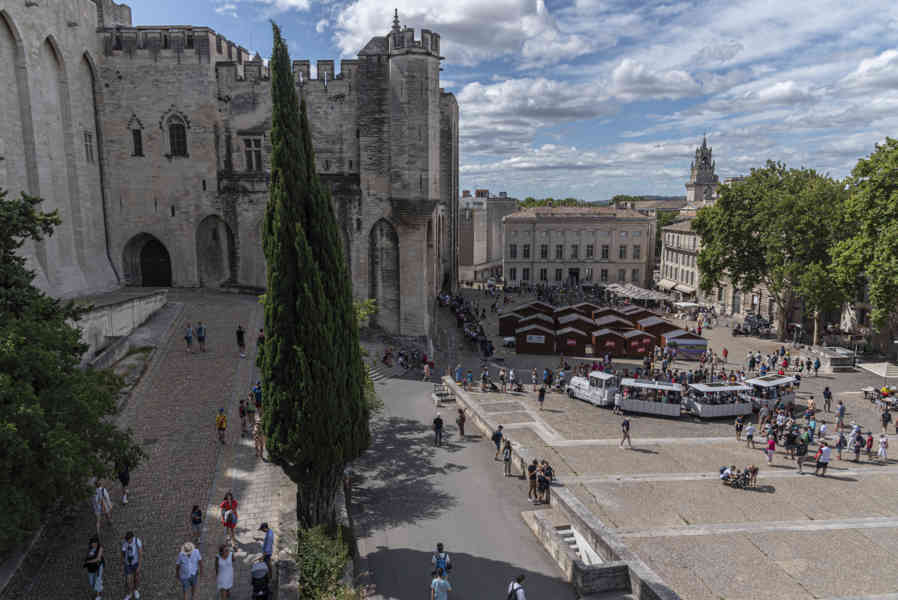 Francia - Avignon 045 - plaza del Palacio.jpg